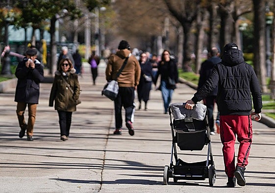Ciuadanos paseando por un parque de Madrid.