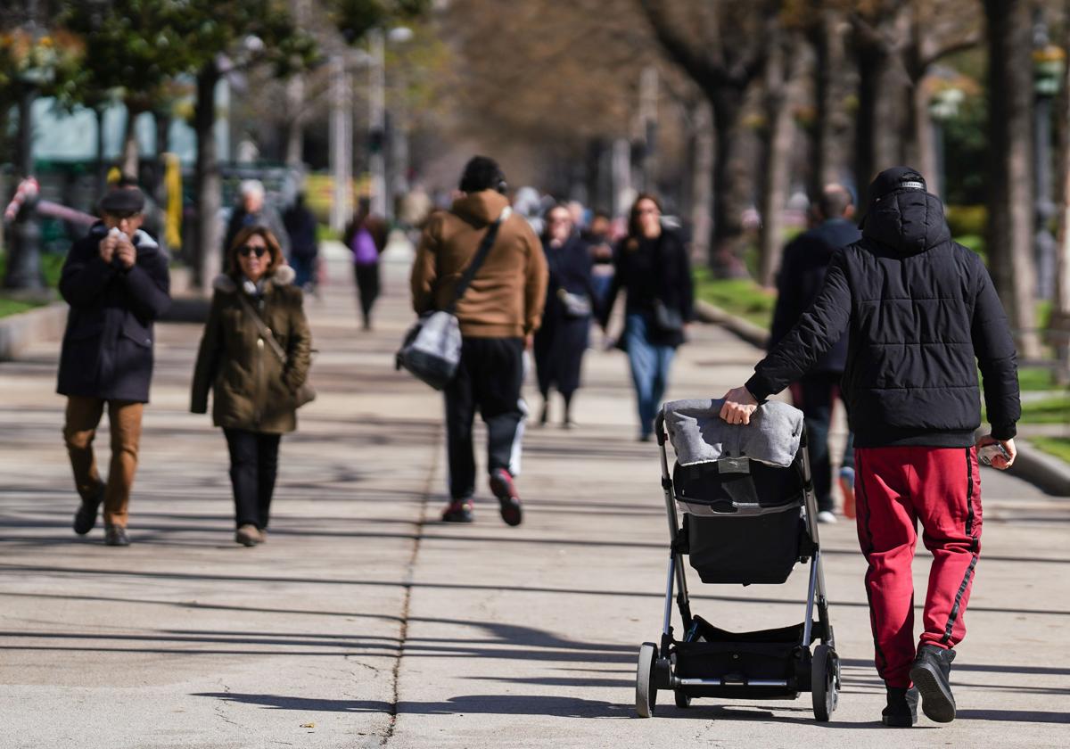 Ciuadanos paseando por un parque de Madrid.