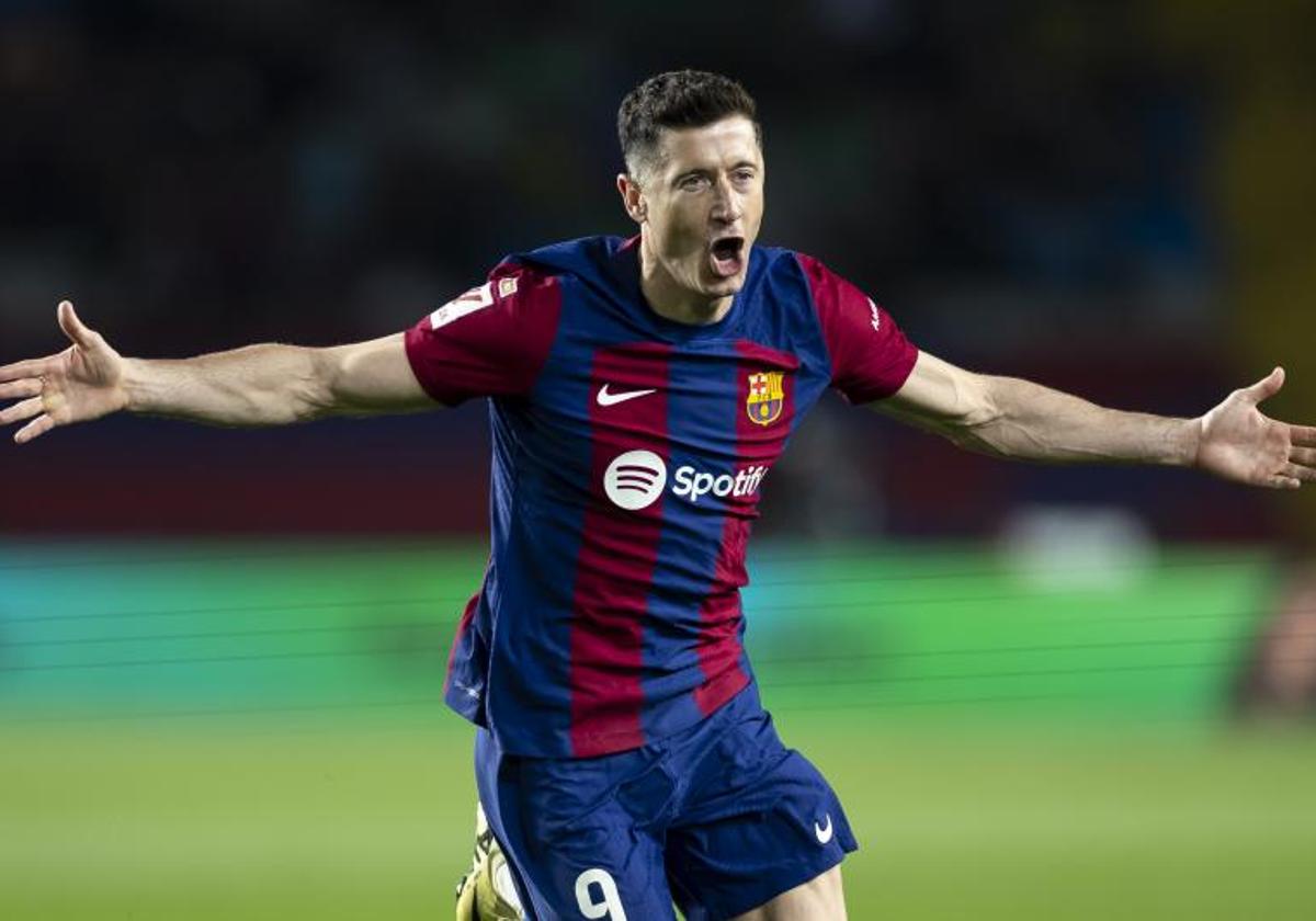 Robert Lewandowski celebra uno de los tres goles que le marcó este lunes al Valencia.