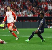 Vinicius supera la salida de Neuer y marca el primer gol del partido.