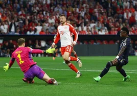 Vinicius supera la salida de Neuer y marca el primer gol del partido.