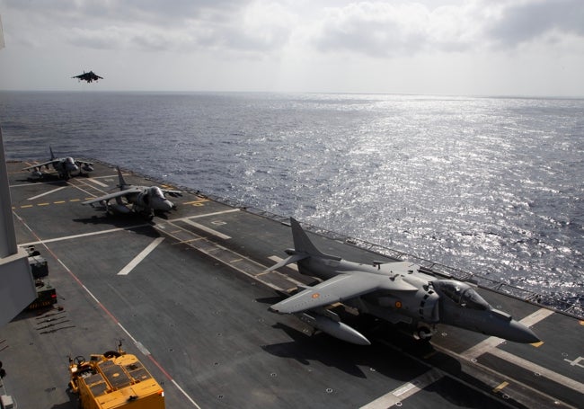 Los aviones Harrier de la Armada a bordo del Juan Carlos I.