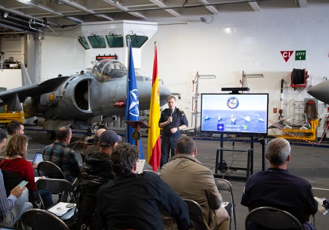 El comandante del Juan Carlos I Gonzalo Villar durante la presentación de las actividades de Dédalo 24 en el hangar del portaaeronaves.