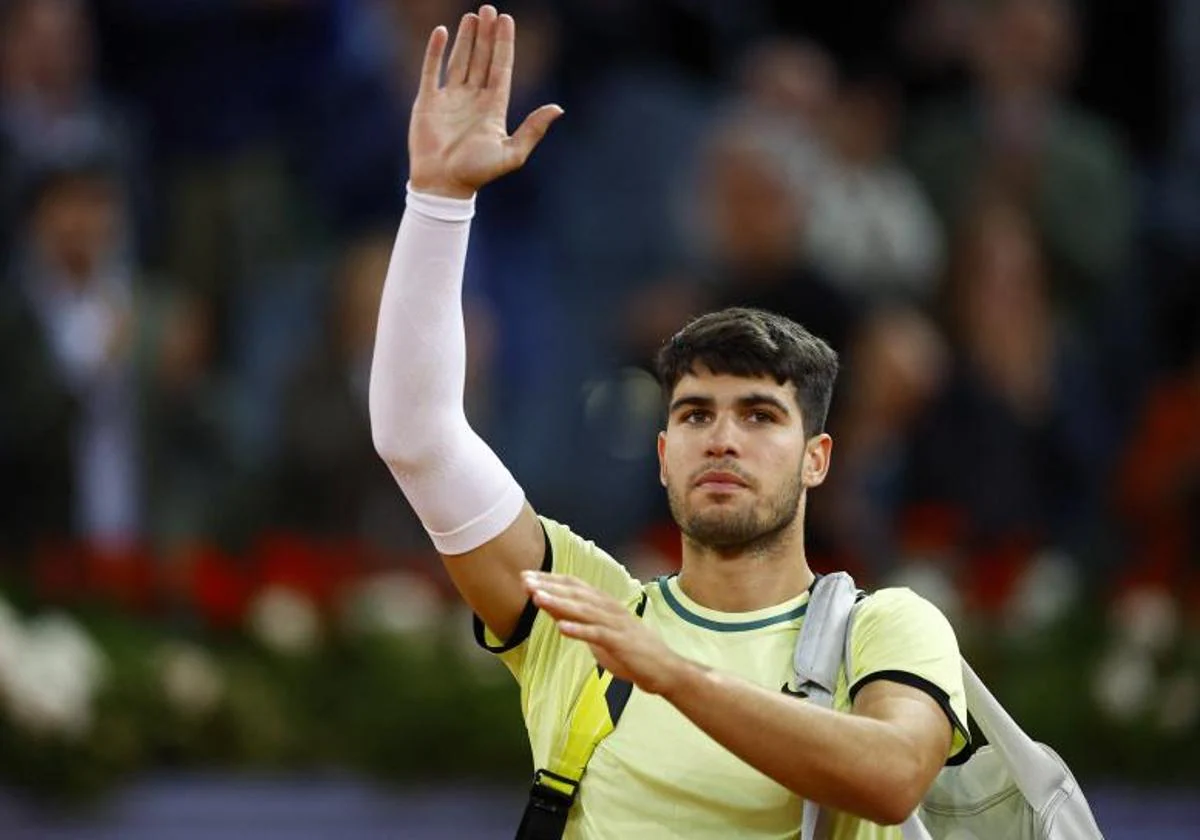 Carlos Alcaraz se despide del público de la Caja Mágica tras caer frente a Andrey Rublev.