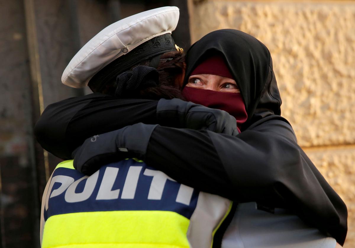 Una mujer musulmana abraza a un policía en Copenhague.