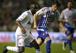 Lassana Diarra, a la izquierda, en un partido con el Real Madrid frente al Deportivo de La Coruña en 2011.