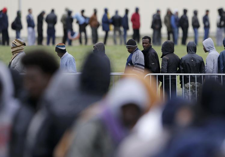 Colas de migrantes en Calais, Francia.