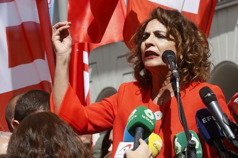 La vicepresidenta primera, María Jesús Montero, antes de la manifestación en Madrid por el 1 de mayo