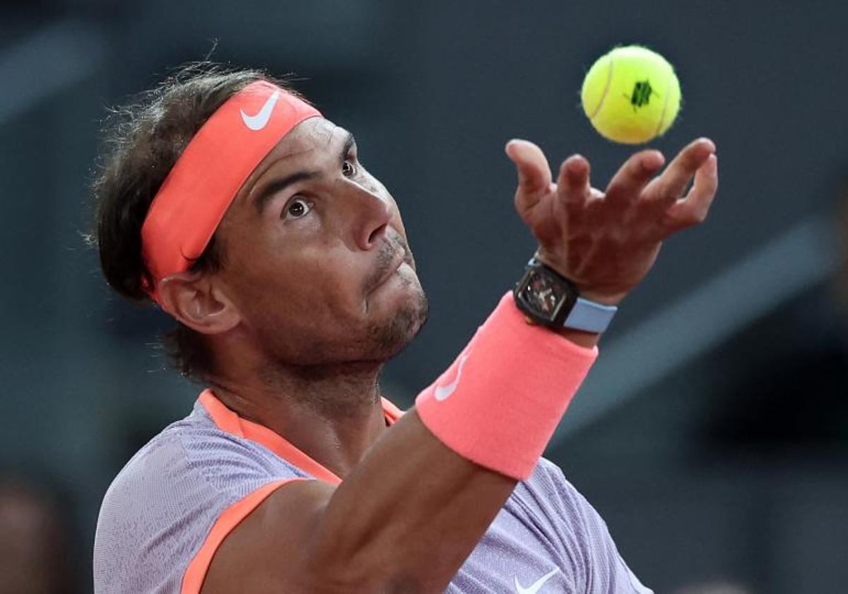 Rafa Nadal, sirviendo en su último partido en Madrid.