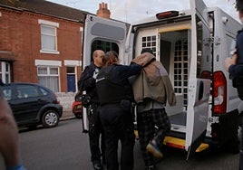 Un migrantees detenido por la policía del Reino Unido dentro del marco del Plan Ruanda.