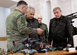 El ministro de Defensa ruso, Serguéi Shoigú, y el jefe del Estado Mayor, Valeri Guerásimov, inspeccionan nuevos tipos de armas en el cuartel general de Rostov del Don.