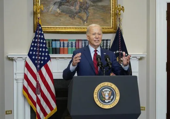 Biden hizo una declaración sobre los disturbios en el campus en la Sala Roosevelt de la Casa Blanca.