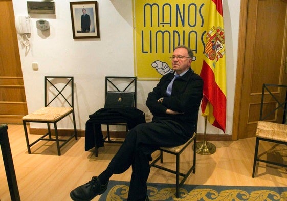 El secretario general de Manos Limpias, Miguel Bernad, en la sede de la organización, junto a la calle Ferraz de Madrid.