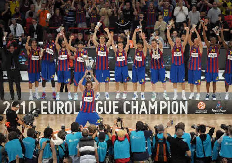 Los jugadores del Regal FC Barcelona celebran el triunfo en la final de la Euroliga de baloncesto