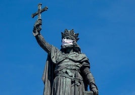 Estatua de don Pelayo en Gijón con mascarilla durante la pandemia.