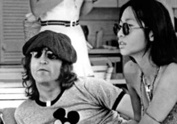 Cuando John Lennon se fue con una de 22... y a Yoko Ono le pareció bien