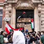 Alumnos bloquean la entrada a la Escuela de Periodismo en Lille.