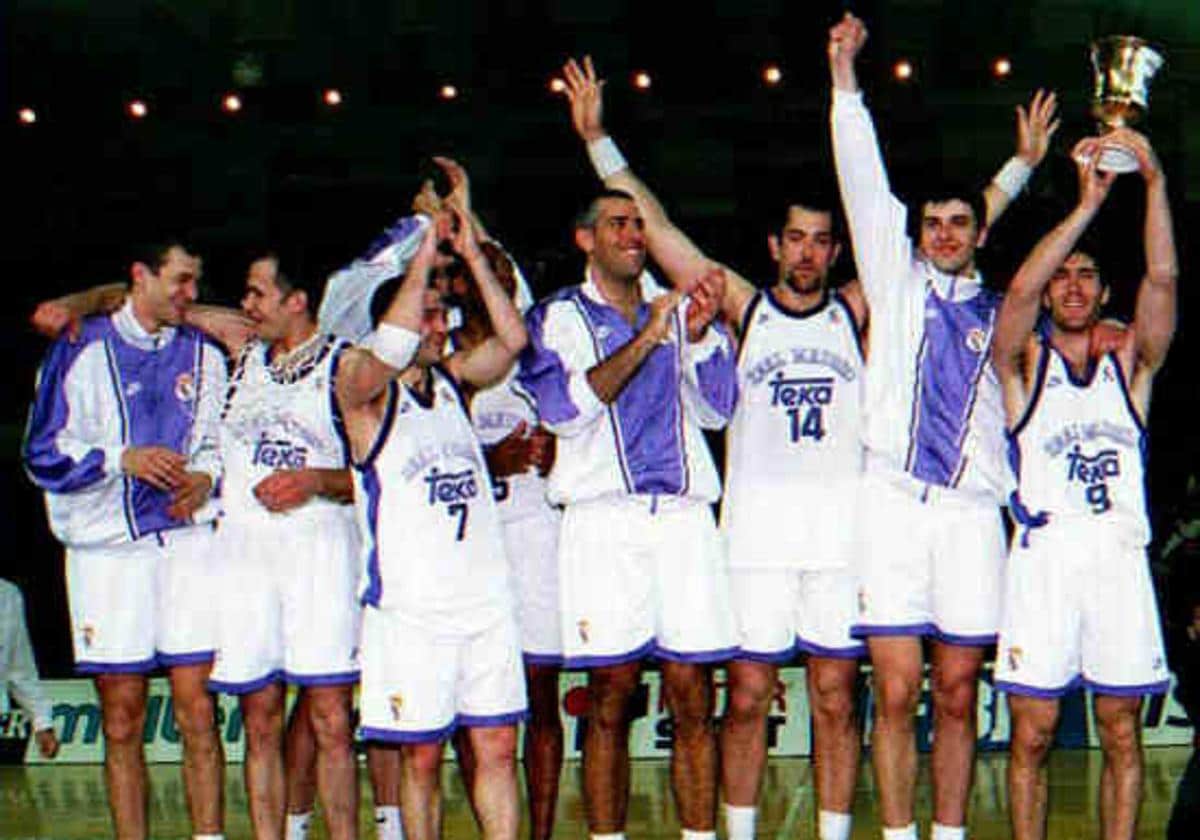 Jugadores del Real Madrid, con una de las 11 Copas de Europa conquistadas por el equipo blanco.