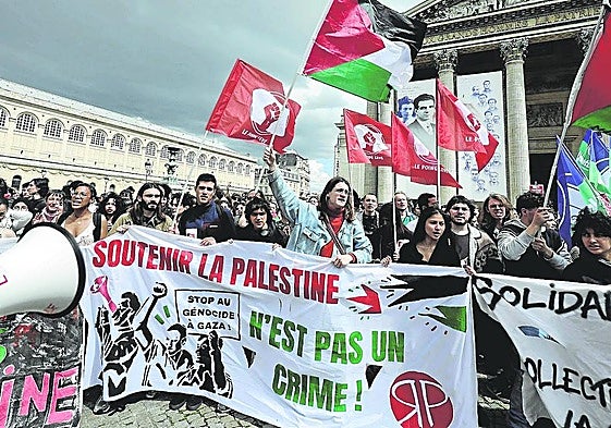 Un grupo de estudiantes se manifiesta en el campus de la Universidad de La Sorbona.