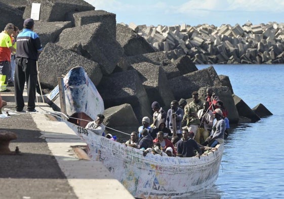 Un grupo de migrantes subsaharianos llegan a la isla de El Hierro en marzo pasado.