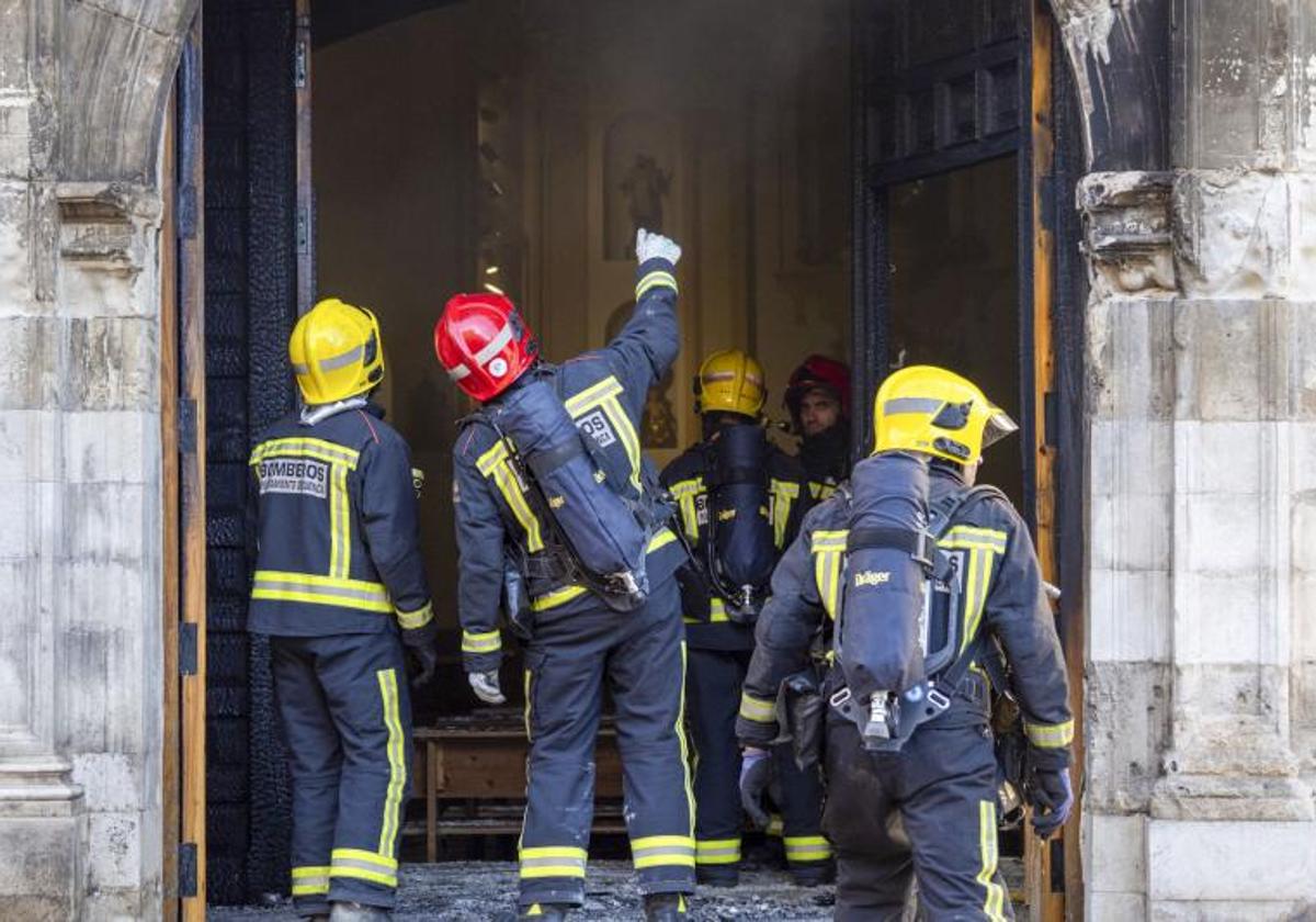 Los bomberos actúan en la puerta principal de la iglesia del convento de las Concepcionistas de Cuenca.