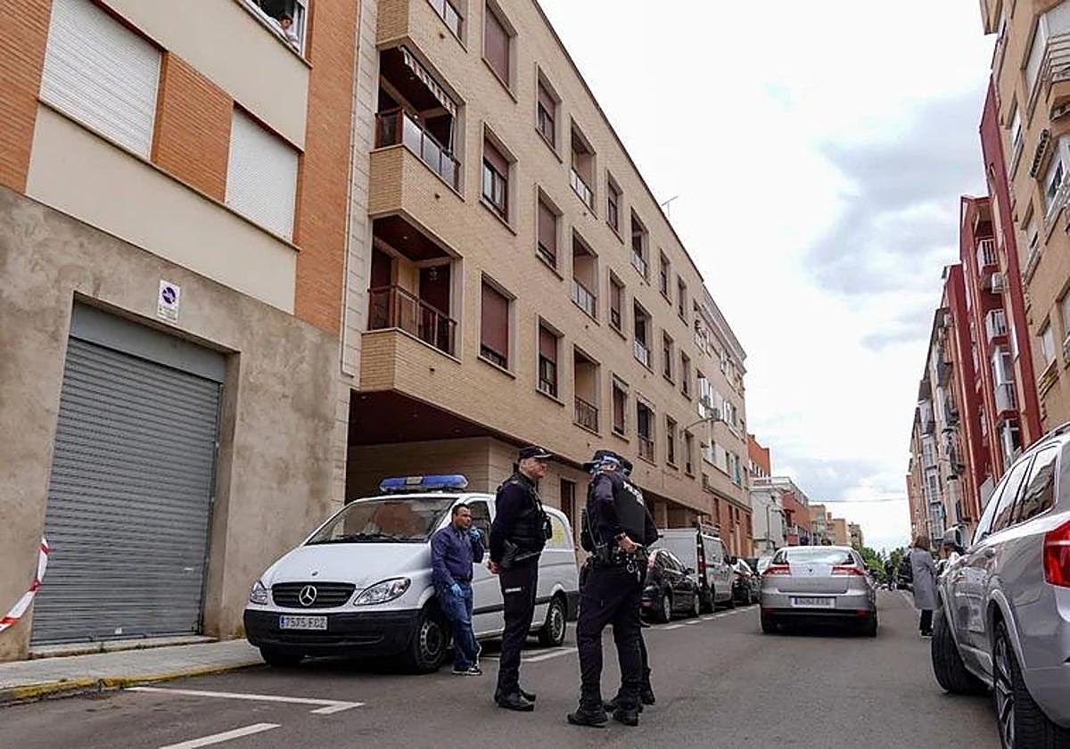 Despliegue policial ayer en el lugar del crimen.