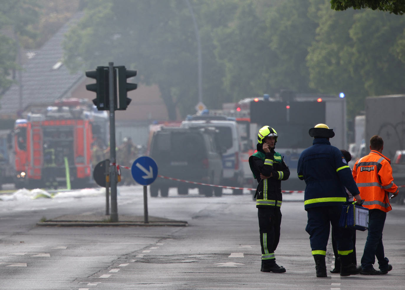 En el entorno de la fábrica hay un enorme despliegue de bomberos.