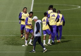 Ancelotti supervisa el último entrenamiento del Real Madrid antes del duelo contra el Cádiz.