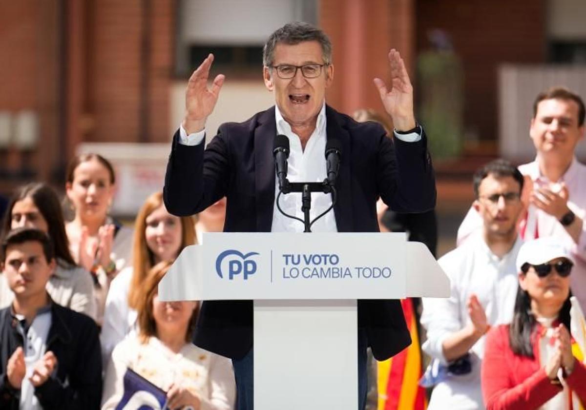 El presidente del PP, Alberto Núñez Feijóo participa en un mitin este sábado en Badalona.