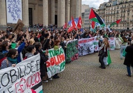 Decenas de estudiantes se manifiestan en la plaza del Panteón, en París, contra la guerra en Gaza.