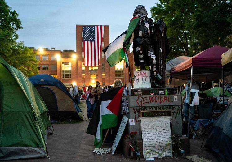 En la Universidad George Washington han levantado una acampada propalestina.