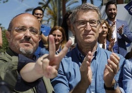 Alejandro Fernández y Alberto Núñez Feijóo este domingo en un mitin en Salou (Tarragona).