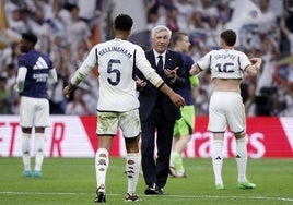 Ancelotti acude a festejar con Bellingham la victoria del Real Madrid ante el Cádiz que amarró el alirón.