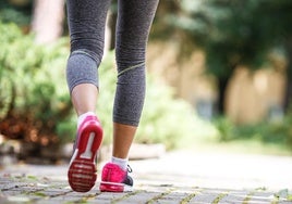 Una mujer practica deporte.