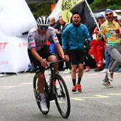 Tadej Pogacar, en su ascensión a Oropa animado por seguidores del recordado Marco Pantani