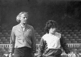 Menotti junto a Maradona durante su primer entrenamiento