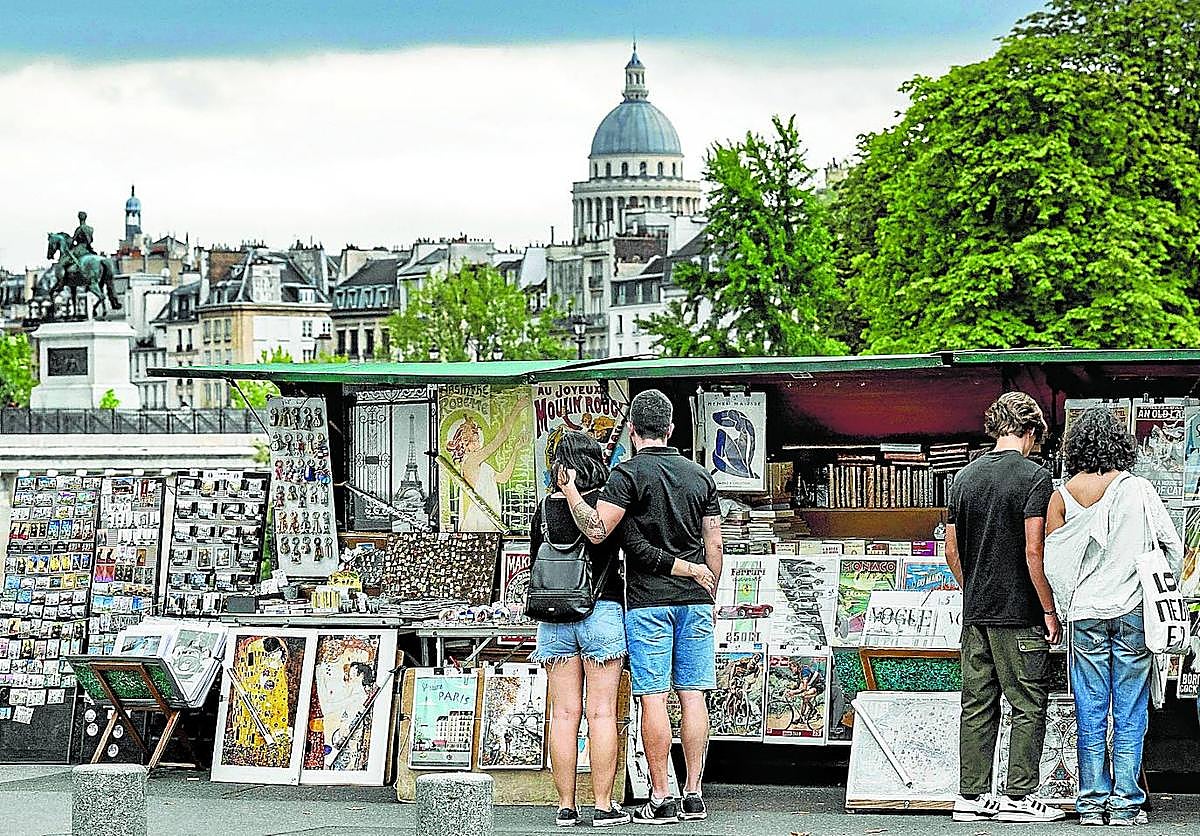 A lo largo de tres kilómetros se ofrecen más de 300.000 libros de todo tipo de géneros.