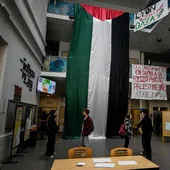 Una bandera palestina cuelga en la entrada de Sciences Po en Lyon.