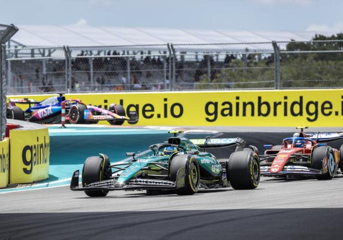 Fernando Alonso y Carlos Sainz, durante el Gp de Miami.