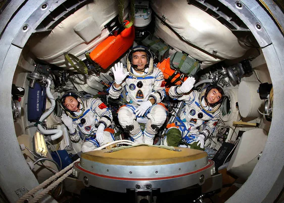 Astronautas chinos a bordo de una nave espacial.