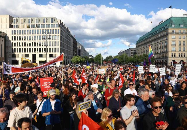 Berlín fue una de las ciudades alemanas que el domingo acogió una manifestación multitudinaria para denunciar las agresiones a políticos.