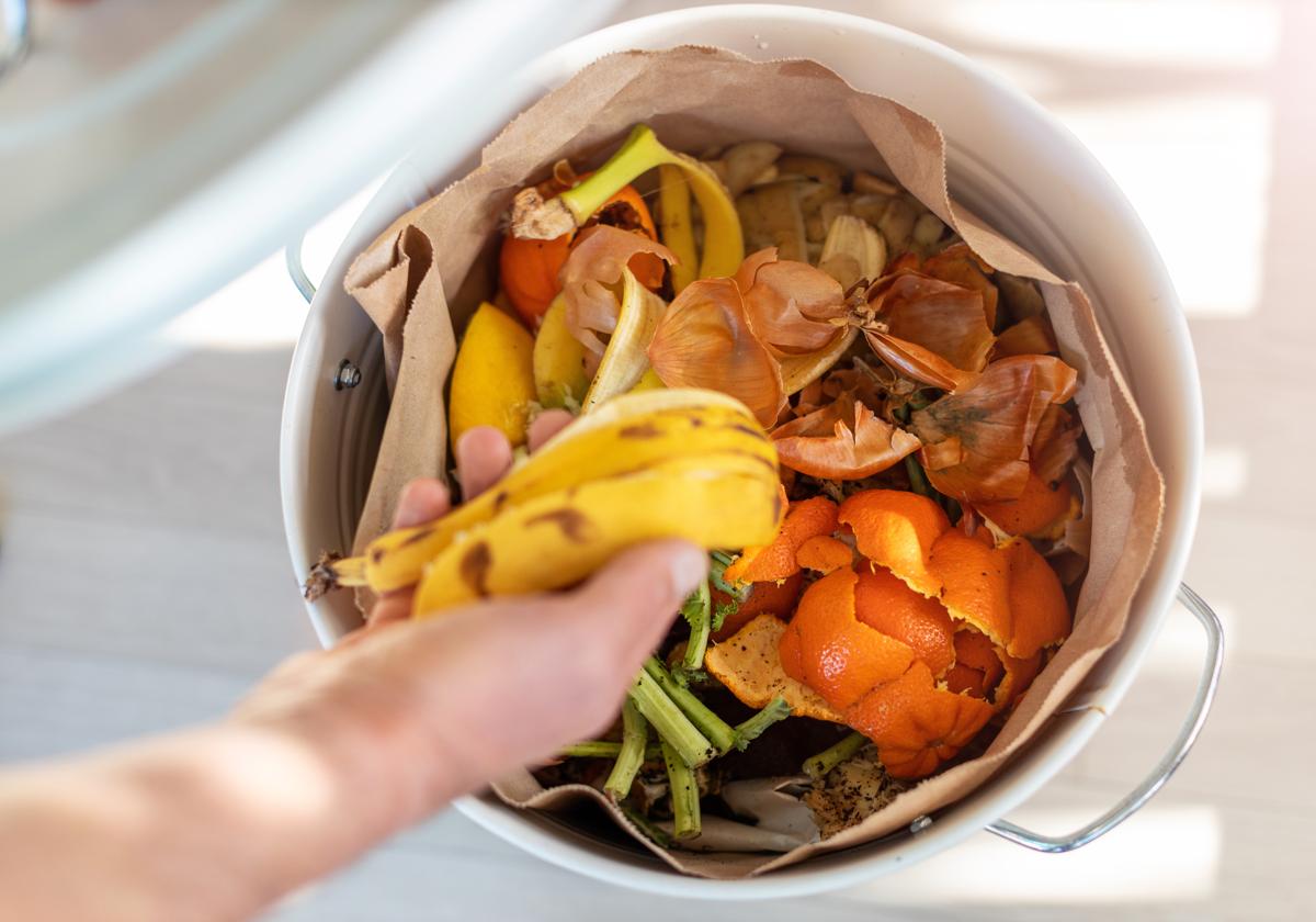 Cubo de basura con alimentos.