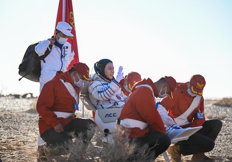 La tripulación del Shenzhou-17 regresa a la tierra.