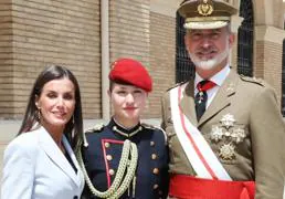 Lo que no se vio de Letizia en la jura de la bandera de Felipe VI: la búsqueda de Leonor y el infalible radar materno de la reina