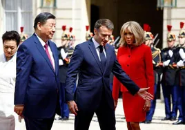 Macron y su esposa Brigitte recibieron a Xi y su mujer Peng Liyuan en el Elíseo.