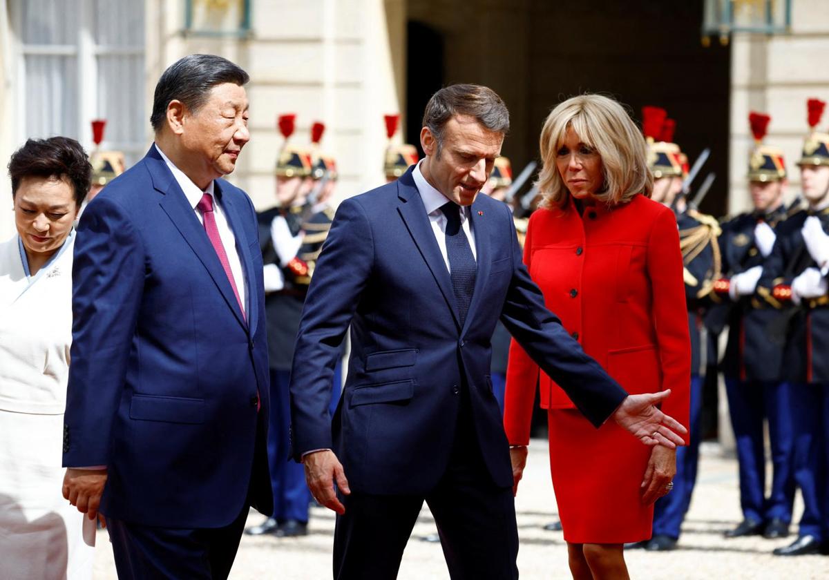 Macron y su esposa Brigitte recibieron a Xi y su mujer Peng Liyuan en el Elíseo.