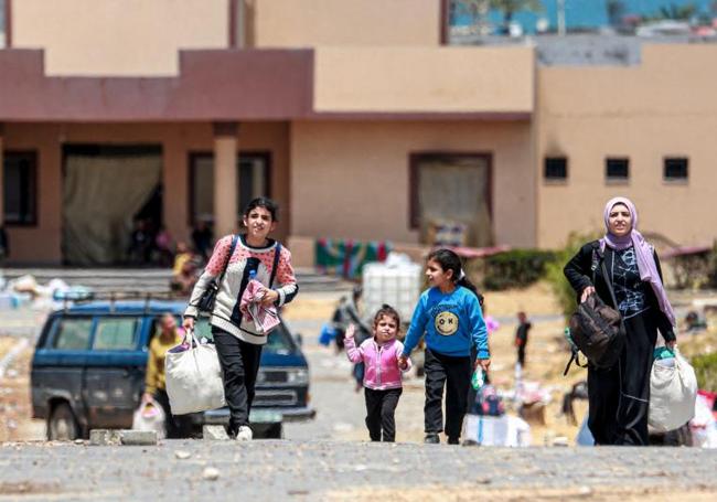 Una familia palestina abandona Rafah con sus escasas pertenencias.