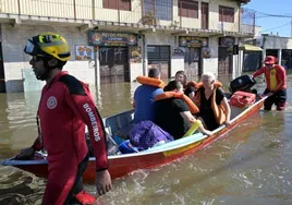 Vecinos de Porto Alegre, rescatados en lanchas debido a las inundaciones.