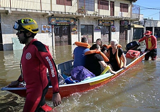 Vecinos de Porto Alegre, rescatados en lanchas debido a las inundaciones.
