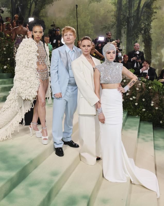 De izquierda a derecha, la cantante FKA twigs, el músico Ed Sheeran, la diseñadora Stella McCartney y la modelo Cara Delevingne, vestida de Stella. 